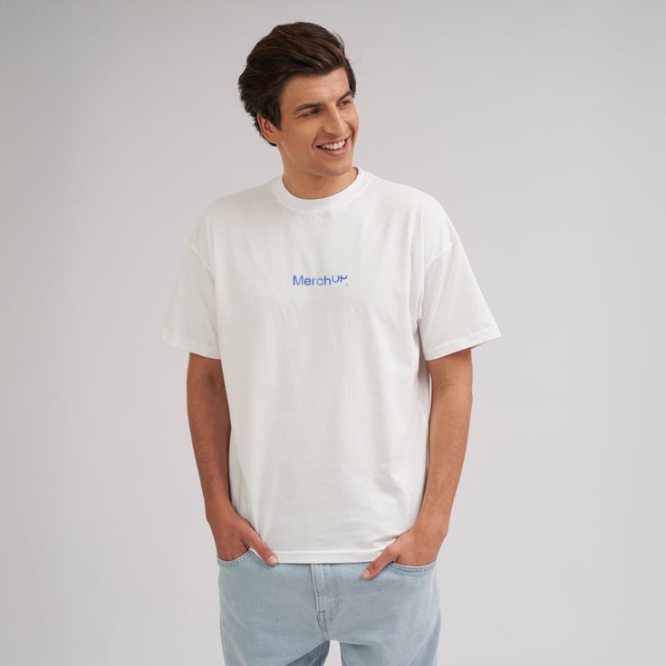 Minimalismus in der Unternehmenskleidung, weißes T-Shirt mit Logo, Oversize-T-Shirt mit Logo