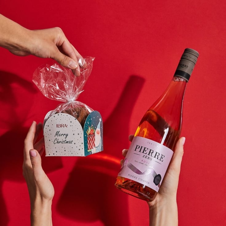 Christmas gifts for employees: gingerbread cookies and non-alcoholic wine